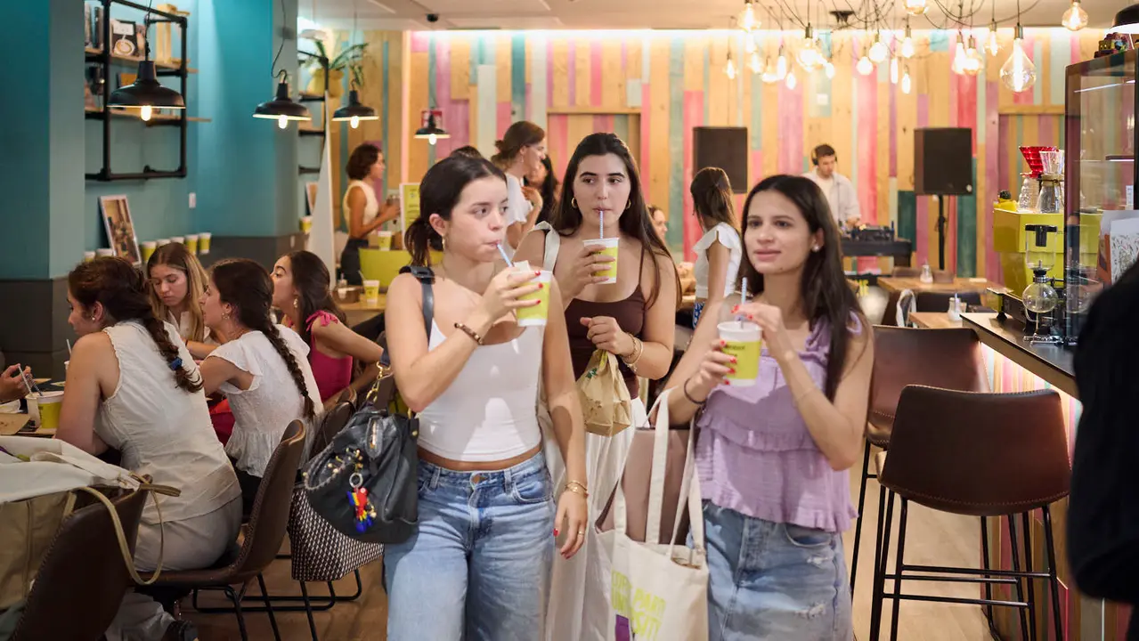 El Corte Inglés celebra un Coffee Party en Pamplona durante el inicio del curso universitario. PABLO LASAOSA