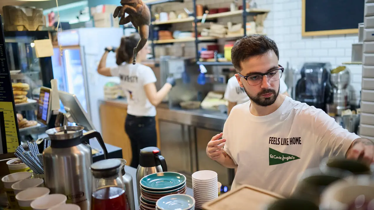 El Corte Inglés celebra un Coffee Party en Pamplona durante el inicio del curso universitario. PABLO LASAOSA