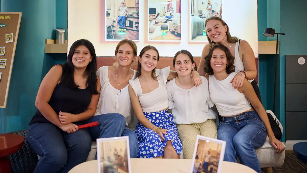 El Corte Inglés celebra un Coffee Party en Pamplona durante el inicio del curso universitario. PABLO LASAOSA