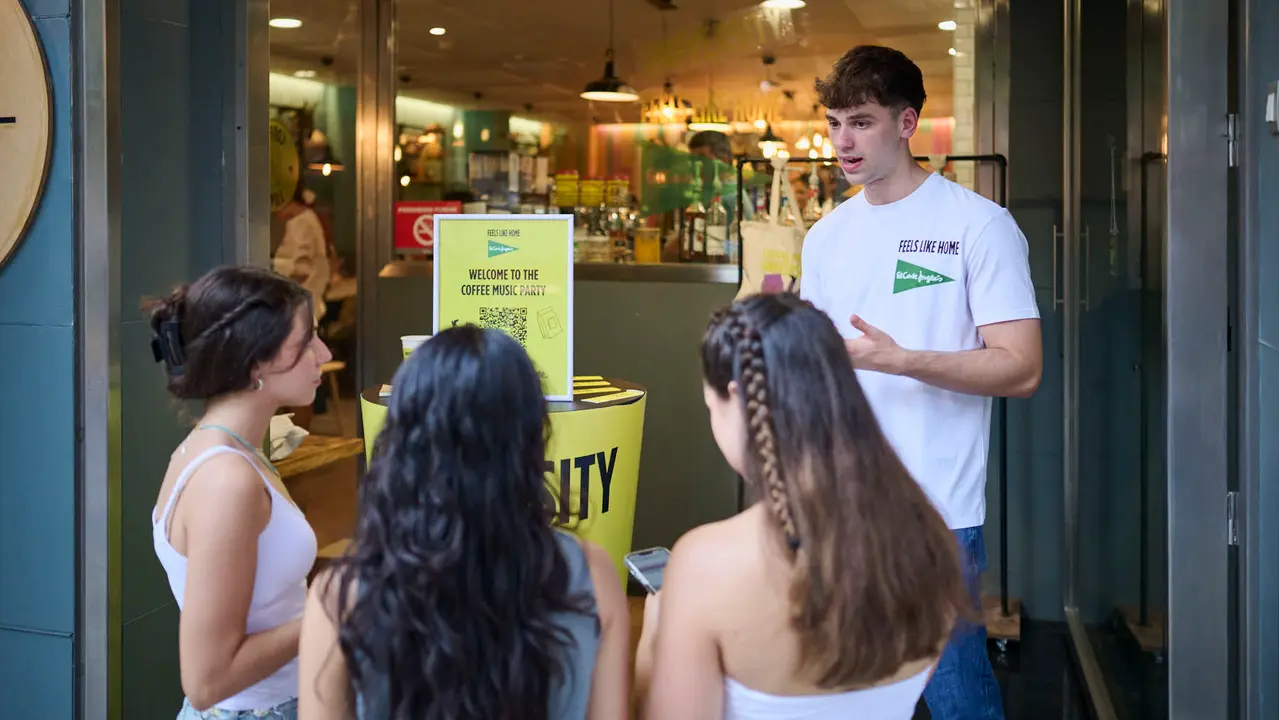 El Corte Inglés celebra un Coffee Party en Pamplona durante el inicio del curso universitario. PABLO LASAOSA