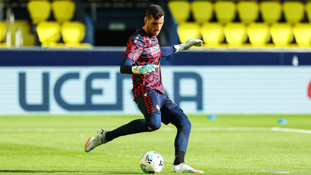 El portero Sergio Herrera calienta minutos antes del partido ante el Villarreal. CA Osasuna.