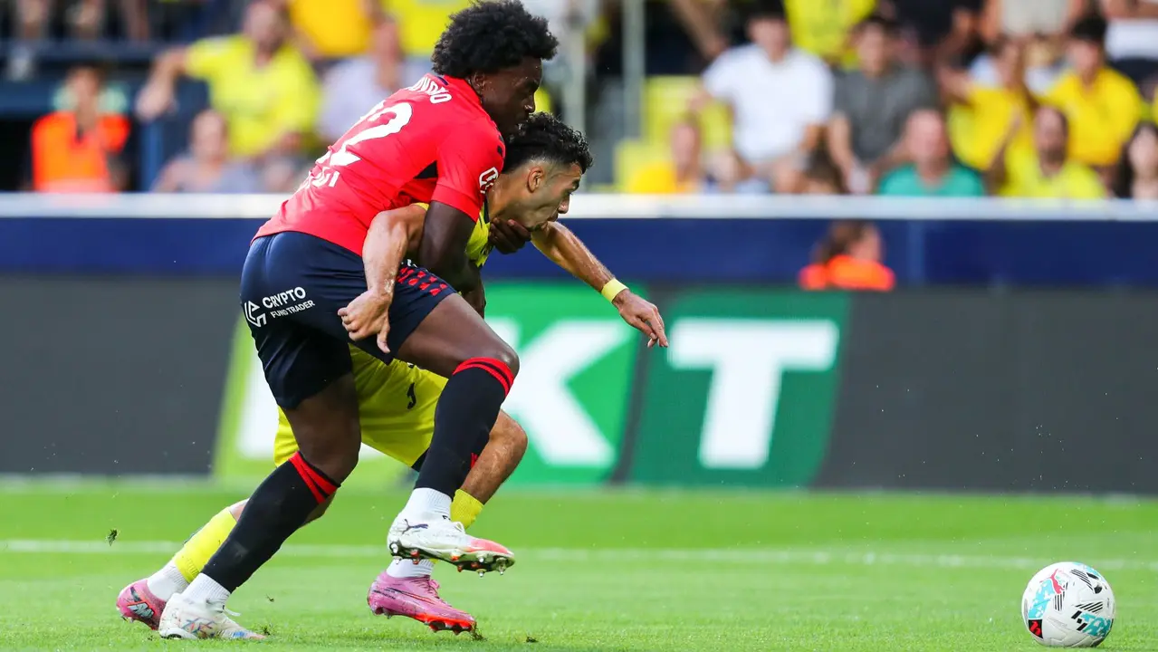 El defensa francés del Osasuna Valentin Rosier abandona el campo tras ser expulsado por doble amarilla, durante el partido de la jornada 5 de LaLiga EA Sports que disputan el Villarreal y el Osasuna este sábado en el estadio de La Cerámica. AFP7 / Europa Press