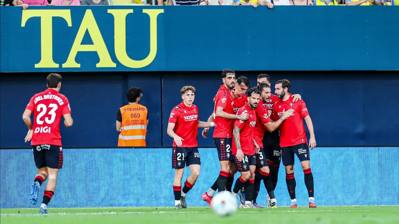 Ante Budimir de CA Osasuna celebra un gol con sus compañeros durante el partido de fútbol de la liga española, LaLiga EA Sports, jugado entre Villarreal CF y CA Osasuna en el estadio La Cerámica el 20 de septiembre de 2025, en Villarreal, España. AFP7 / Europa Press