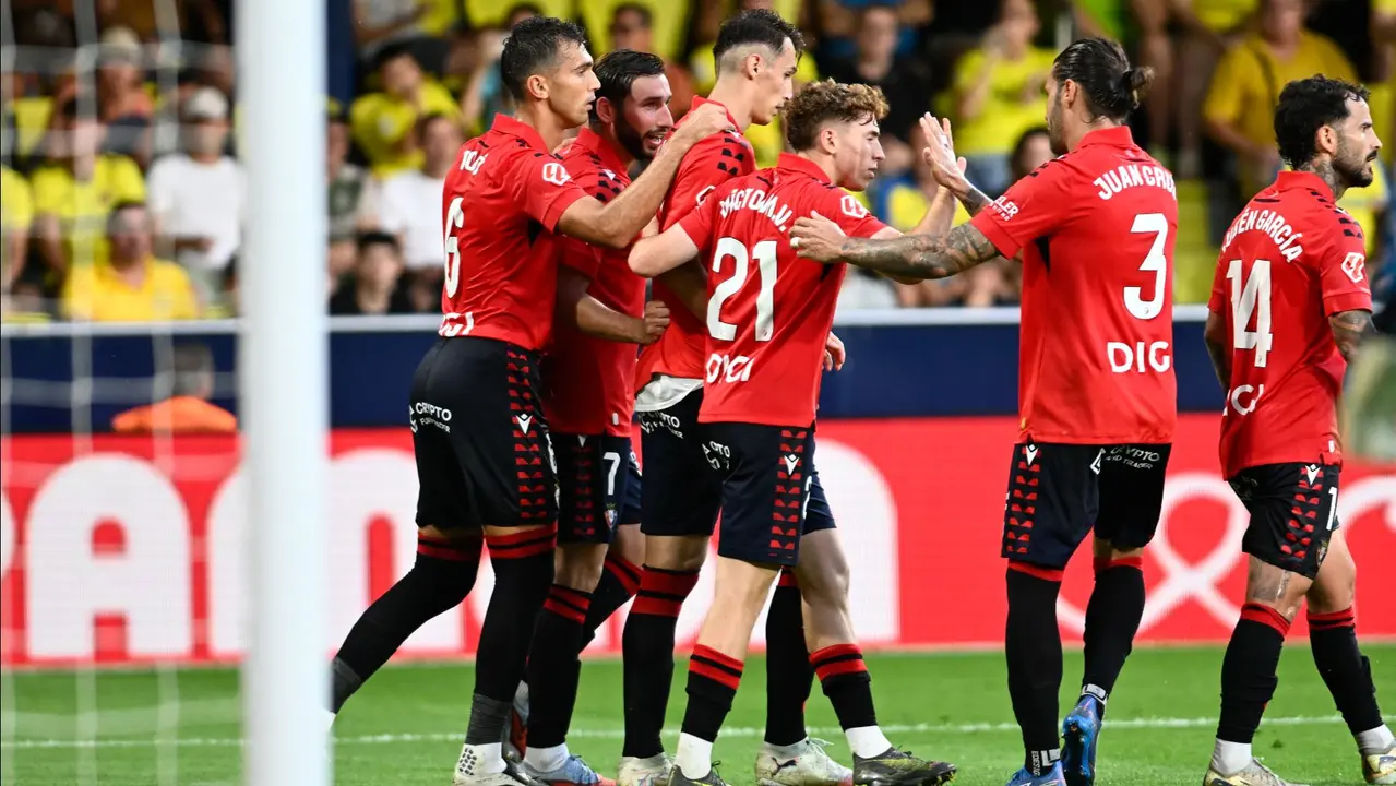 El delantero croata del Osasuna Ante Budimir (3i) celebra con sus compañeros su gol, durante el partido de la jornada 5 de LaLiga EA Sports que disputan el Villarreal y el Osasuna este sábado en el estadio de La Cerámica. EFE/ Andreu Esteban