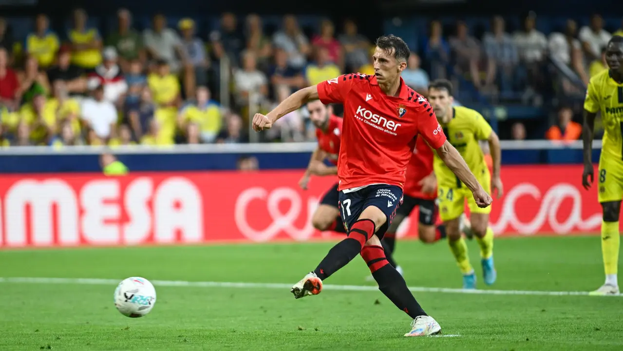 El delantero croata del Osasuna Ante Budimir anota desde el punto de penalti durante el partido de la jornada 5 de LaLiga EA Sports que disputan el Villarreal y el Osasuna este sábado en el estadio de La Cerámica. EFE/ Andreu Esteban