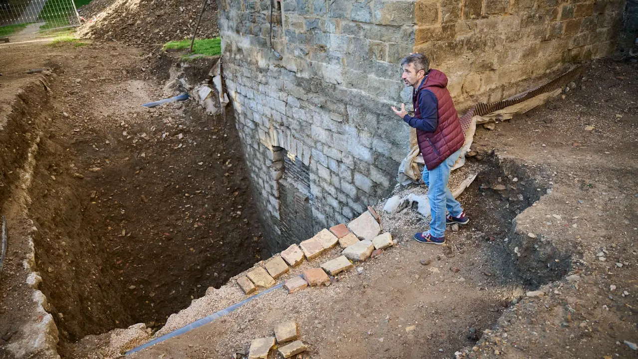 La Gerencia y la Comisión de Urbanismo del Ayuntamiento visitan la excavación arqueológica en el espacio de la llamada Torre Barbazana. PABLO LASAOSA