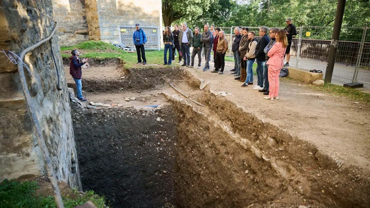 La Gerencia y la Comisión de Urbanismo del Ayuntamiento visitan la excavación arqueológica en el espacio de la llamada Torre Barbazana. PABLO LASAOSA