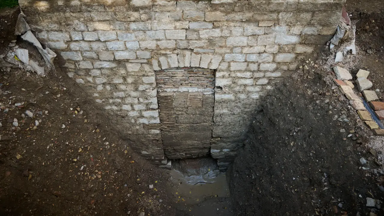 La Gerencia y la Comisión de Urbanismo del Ayuntamiento visitan la excavación arqueológica en el espacio de la llamada Torre Barbazana. PABLO LASAOSA