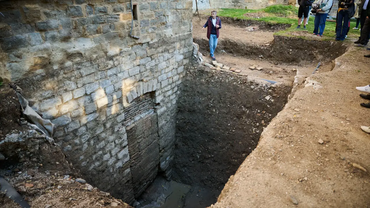 La Gerencia y la Comisión de Urbanismo del Ayuntamiento visitan la excavación arqueológica en el espacio de la llamada Torre Barbazana. PABLO LASAOSA