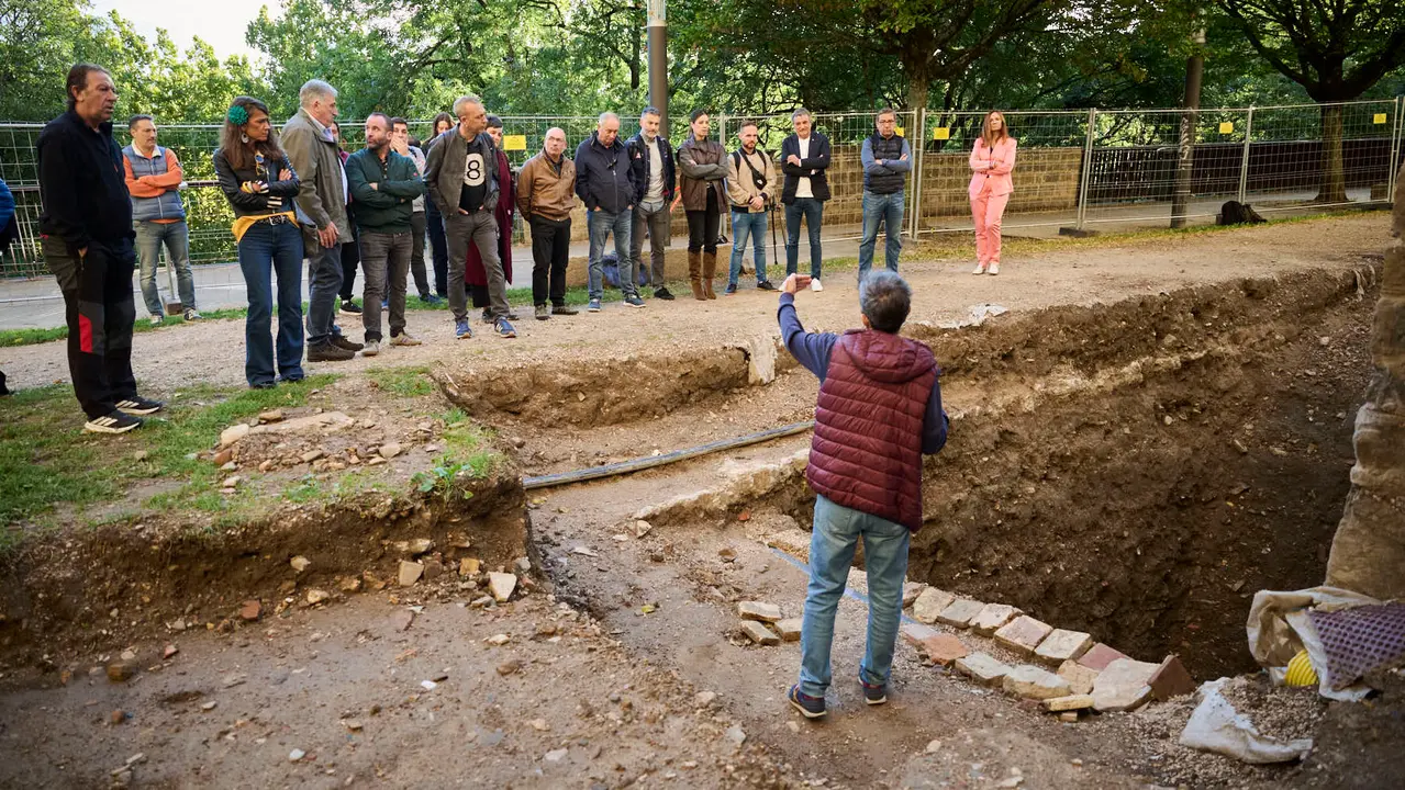 La Gerencia y la Comisión de Urbanismo del Ayuntamiento visitan la excavación arqueológica en el espacio de la llamada Torre Barbazana. PABLO LASAOSA
