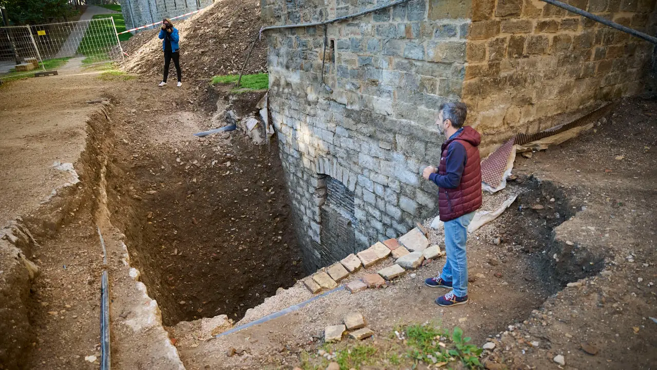 La Gerencia y la Comisión de Urbanismo del Ayuntamiento visitan la excavación arqueológica en el espacio de la llamada Torre Barbazana. PABLO LASAOSA