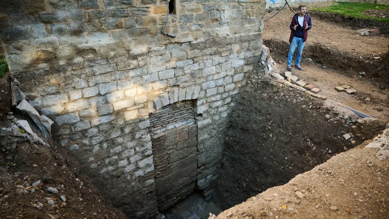 La Gerencia y la Comisión de Urbanismo del Ayuntamiento visitan la excavación arqueológica en el espacio de la llamada Torre Barbazana. PABLO LASAOSA