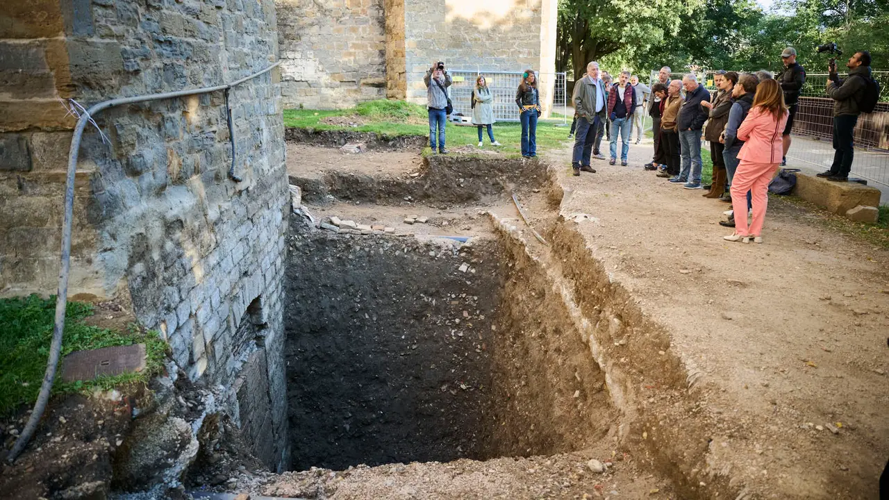 La Gerencia y la Comisión de Urbanismo del Ayuntamiento visitan la excavación arqueológica en el espacio de la llamada Torre Barbazana. PABLO LASAOSA