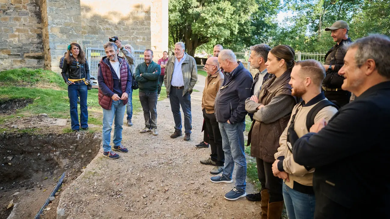 La Gerencia y la Comisión de Urbanismo del Ayuntamiento visitan la excavación arqueológica en el espacio de la llamada Torre Barbazana. PABLO LASAOSA