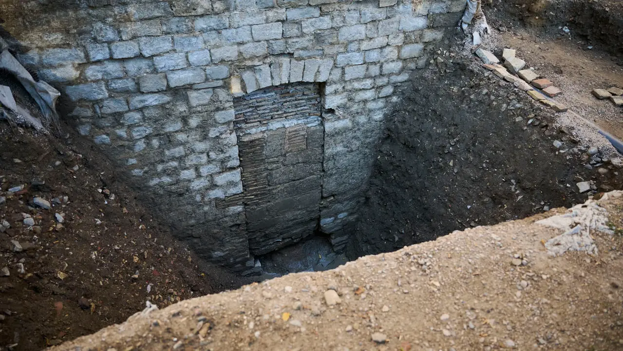 La Gerencia y la Comisión de Urbanismo del Ayuntamiento visitan la excavación arqueológica en el espacio de la llamada Torre Barbazana. PABLO LASAOSA
