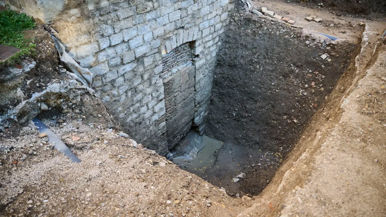 La Gerencia y la Comisión de Urbanismo del Ayuntamiento visitan la excavación arqueológica en el espacio de la llamada Torre Barbazana. PABLO LASAOSA
