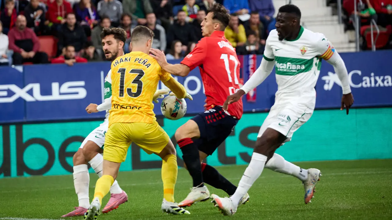 Victor Chust (23. Elche CF), Iñaki Peña (13. Elche CF), Ante Budimir (17. CA Osasuna) y Bambo Diaby (4. Elche CF) durante el partido de La Liga EA Sports entre CA Osasuna y Elche CF disputado en el estadio de El Sadar en Pamplona. IÑIGO ALZUGARAY