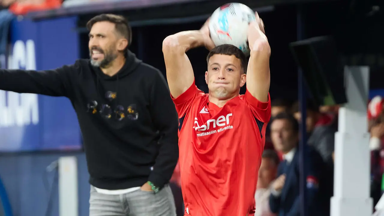 Abel Bretones (23. CA Osasuna) durante el partido de La Liga EA Sports entre CA Osasuna y Elche CF disputado en el estadio de El Sadar en Pamplona. IÑIGO ALZUGARAY