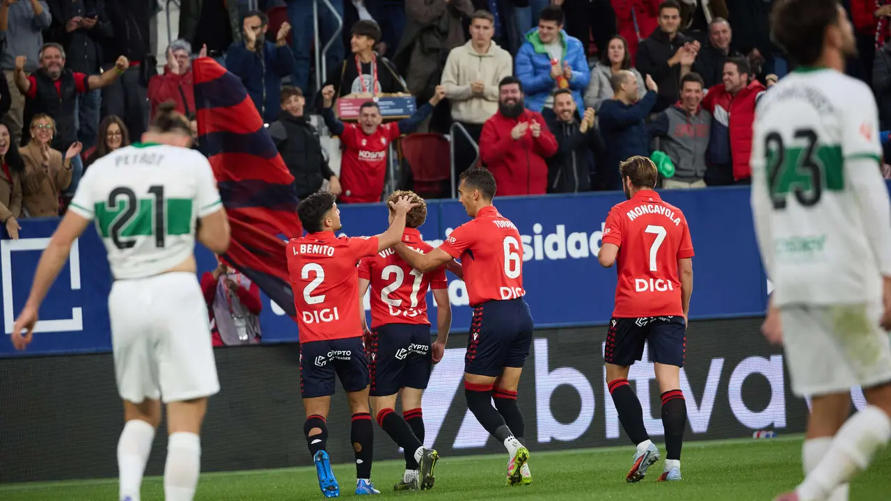 Los jugadores de Osasuna celebran el gol de Víctor Muñoz (1-0) durante el partido de La Liga EA Sports entre CA Osasuna y Elche CF disputado en el estadio de El Sadar en Pamplona. IÑIGO ALZUGARAY
