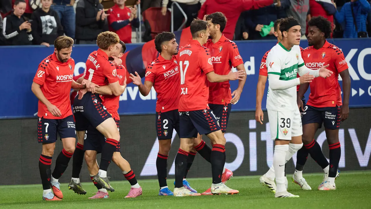 Los jugadores de Osasuna celebran el gol de Víctor Muñoz (1-0) durante el partido de La Liga EA Sports entre CA Osasuna y Elche CF disputado en el estadio de El Sadar en Pamplona. IÑIGO ALZUGARAY