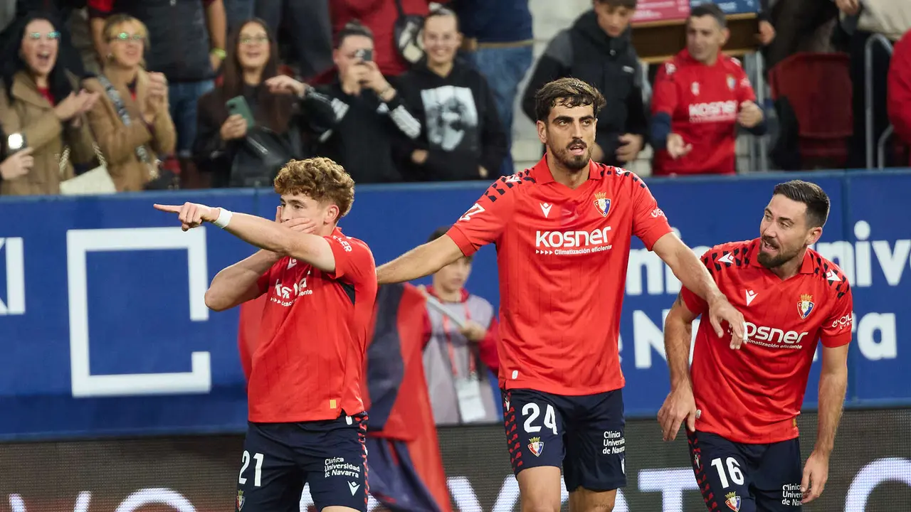 Los jugadores de Osasuna celebran el gol de Víctor Muñoz (1-0) durante el partido de La Liga EA Sports entre CA Osasuna y Elche CF disputado en el estadio de El Sadar en Pamplona. IÑIGO ALZUGARAY
