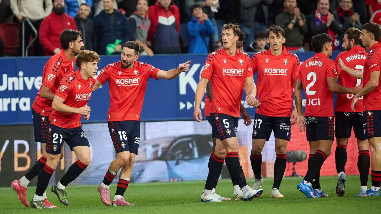 Los jugadores de Osasuna celebran el gol de Víctor Muñoz (1-0) durante el partido de La Liga EA Sports entre CA Osasuna y Elche CF disputado en el estadio de El Sadar en Pamplona. IÑIGO ALZUGARAY