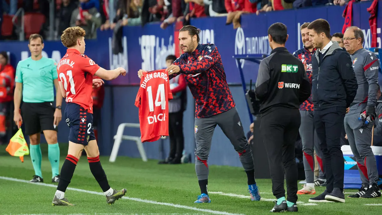 Los jugadores de Osasuna celebran el gol de Víctor Muñoz (1-0) durante el partido de La Liga EA Sports entre CA Osasuna y Elche CF disputado en el estadio de El Sadar en Pamplona. IÑIGO ALZUGARAY