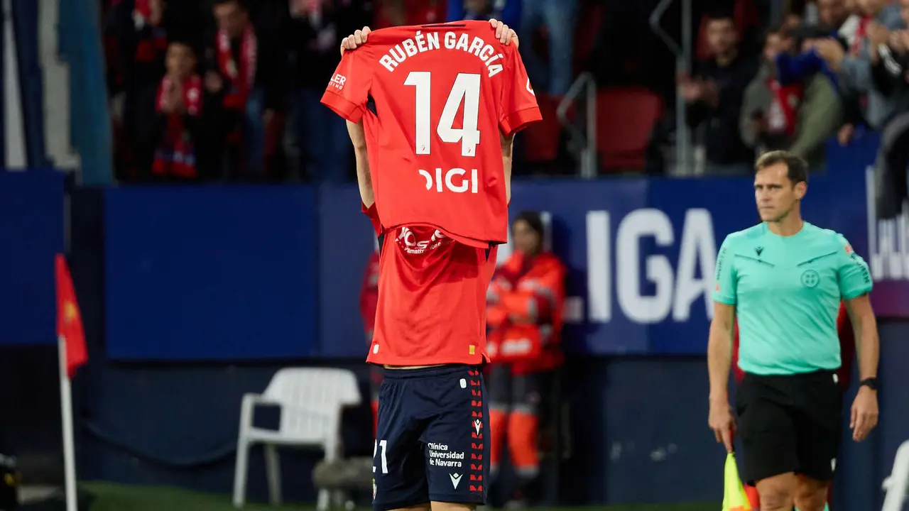 Los jugadores de Osasuna celebran el gol de Víctor Muñoz (1-0) durante el partido de La Liga EA Sports entre CA Osasuna y Elche CF disputado en el estadio de El Sadar en Pamplona. IÑIGO ALZUGARAY