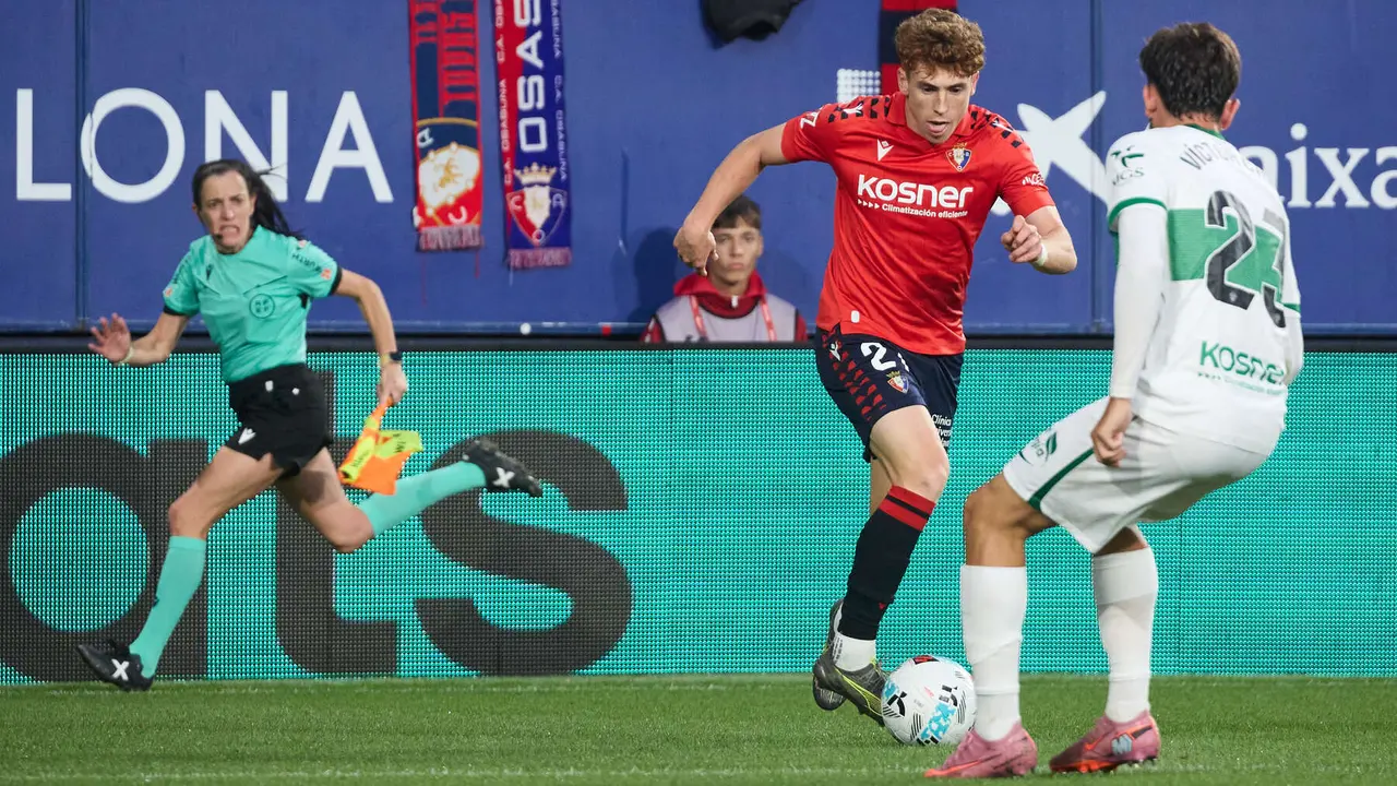Víctor Muñoz (21. CA Osasuna) y Victor Chust (23. Elche CF) durante el partido de La Liga EA Sports entre CA Osasuna y Elche CF disputado en el estadio de El Sadar en Pamplona. IÑIGO ALZUGARAY
