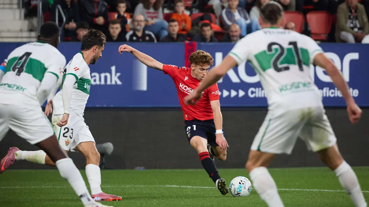 Víctor Muñoz (21. CA Osasuna) durante el partido de La Liga EA Sports entre CA Osasuna y Elche CF disputado en el estadio de El Sadar en Pamplona. IÑIGO ALZUGARAY