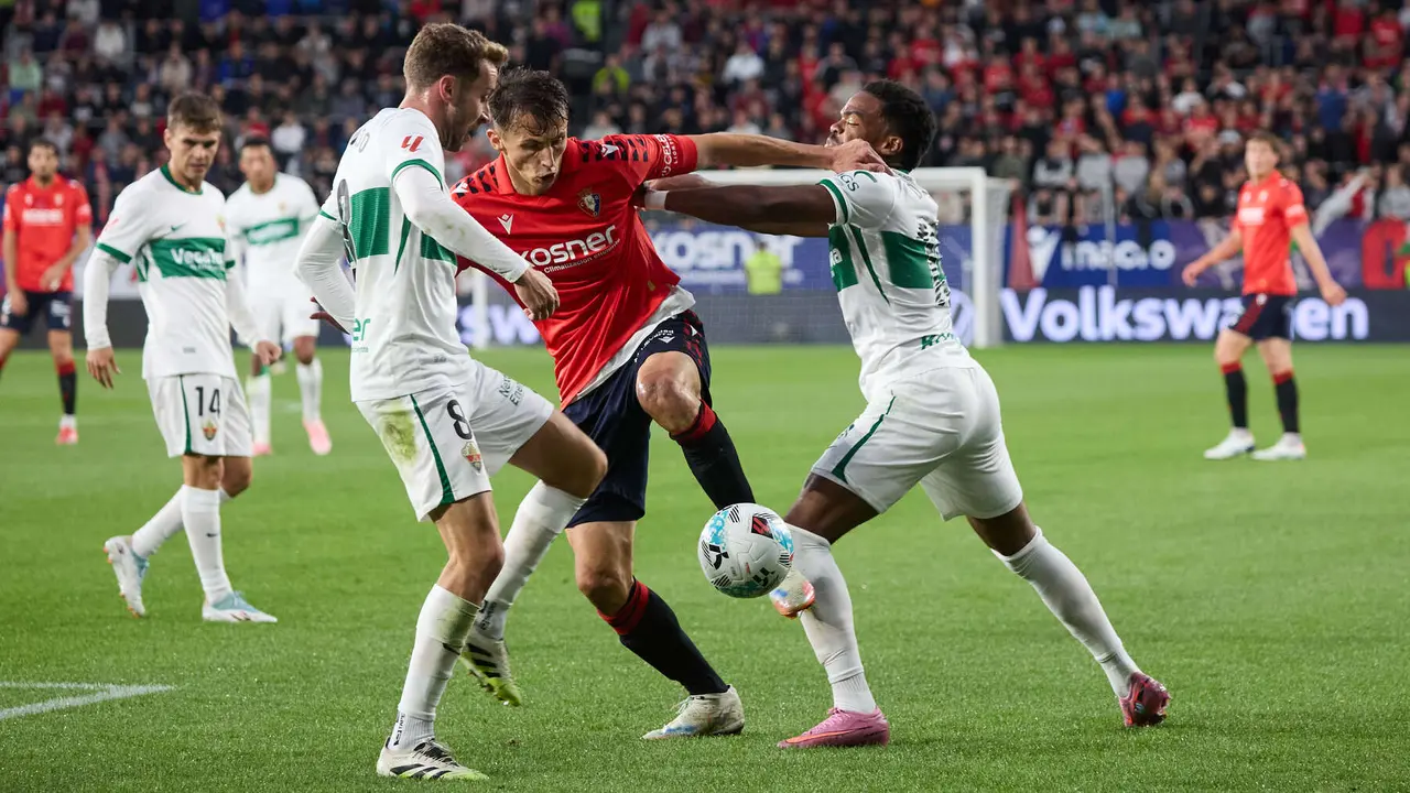 Marc Aguado (8. Elche CF), Ante Budimir (17. CA Osasuna) y Grady Diangana (19. Elche CF) durante el partido de La Liga EA Sports entre CA Osasuna y Elche CF disputado en el estadio de El Sadar en Pamplona. IÑIGO ALZUGARAY