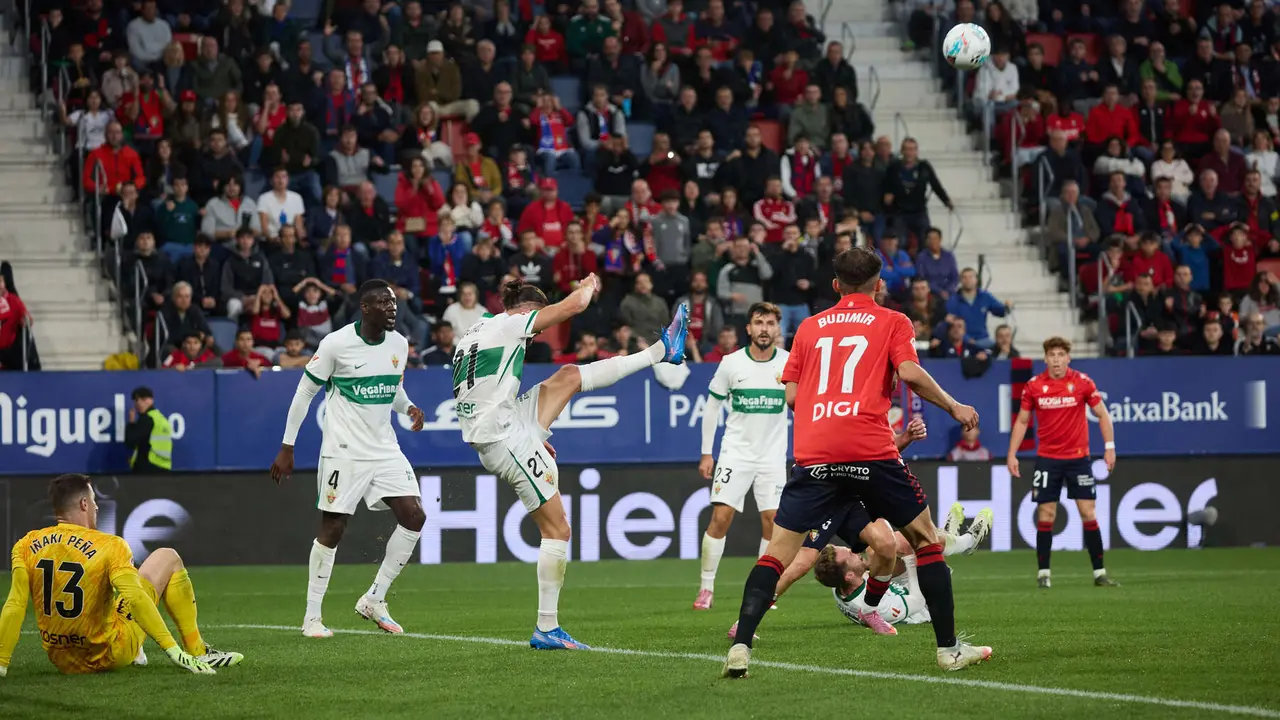Partido de La Liga EA Sports entre CA Osasuna y Elche CF disputado en el estadio de El Sadar en Pamplona. IÑIGO ALZUGARAY