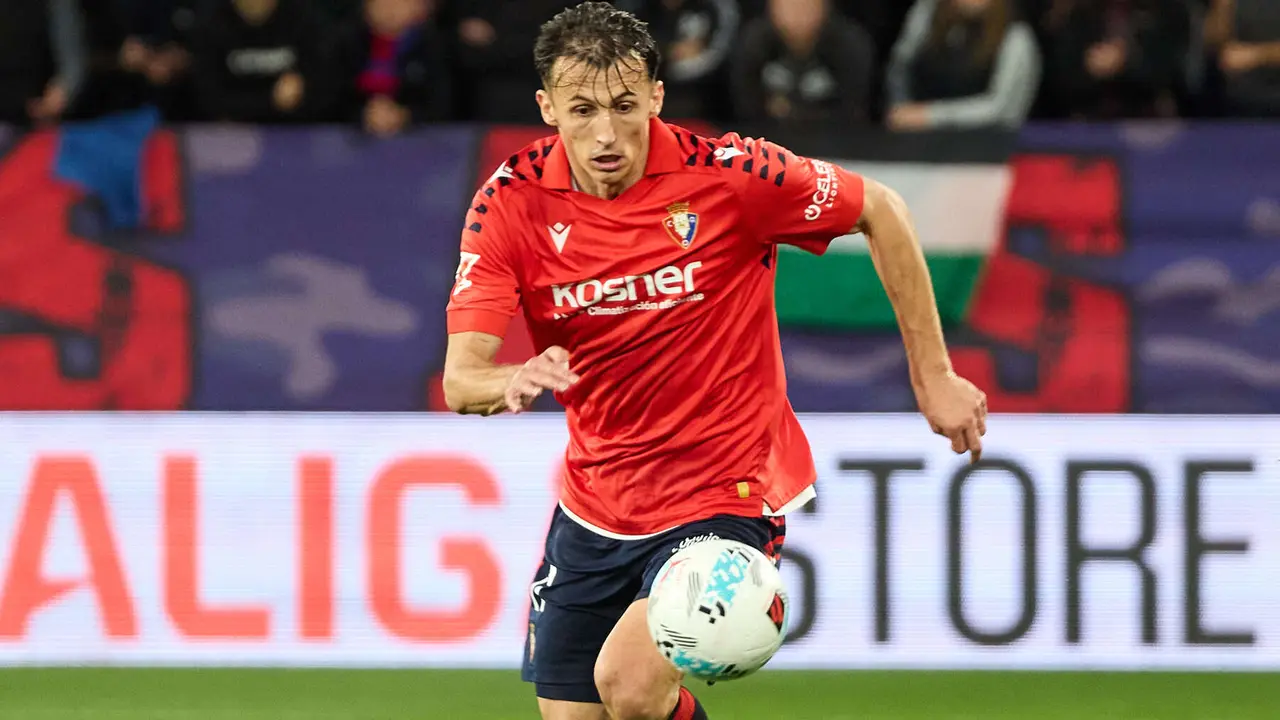 Ante Budimir (17. CA Osasuna) durante el partido de La Liga EA Sports entre CA Osasuna y Elche CF disputado en el estadio de El Sadar en Pamplona. IÑIGO ALZUGARAY