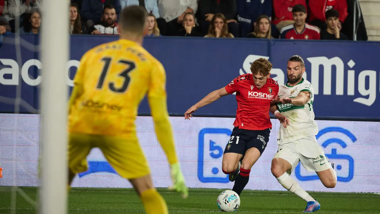 Iñaki Peña (13. Elche CF), Víctor Muñoz (21. CA Osasuna) y Léo Pétrot (21. Elche CF) durante el partido de La Liga EA Sports entre CA Osasuna y Elche CF disputado en el estadio de El Sadar en Pamplona. IÑIGO ALZUGARAY