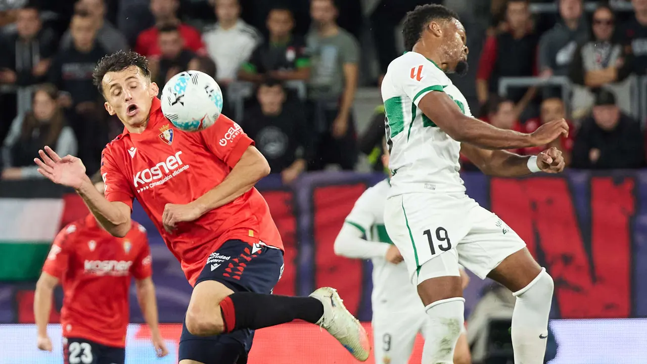 Ante Budimir (17. CA Osasuna) y Grady Diangana (19. Elche CF) durante el partido de La Liga EA Sports entre CA Osasuna y Elche CF disputado en el estadio de El Sadar en Pamplona. IÑIGO ALZUGARAY