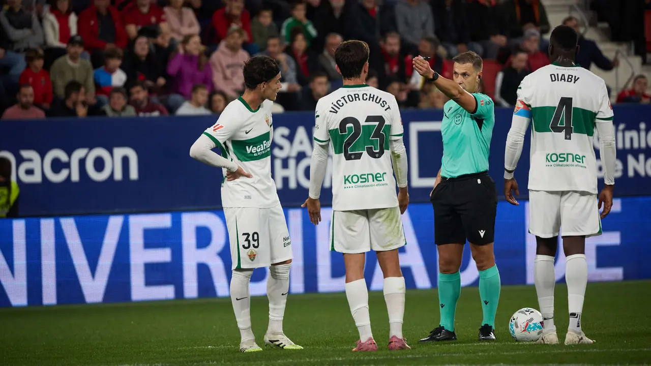 Héctor Fort (39. Elche CF), Victor Chust (23. Elche CF), Adrián Cordero Vega (árbitro del partido) y Bambo Diaby (4. Elche CF) durante el partido de La Liga EA Sports entre CA Osasuna y Elche CF disputado en el estadio de El Sadar en Pamplona. IÑIGO ALZUGARAY