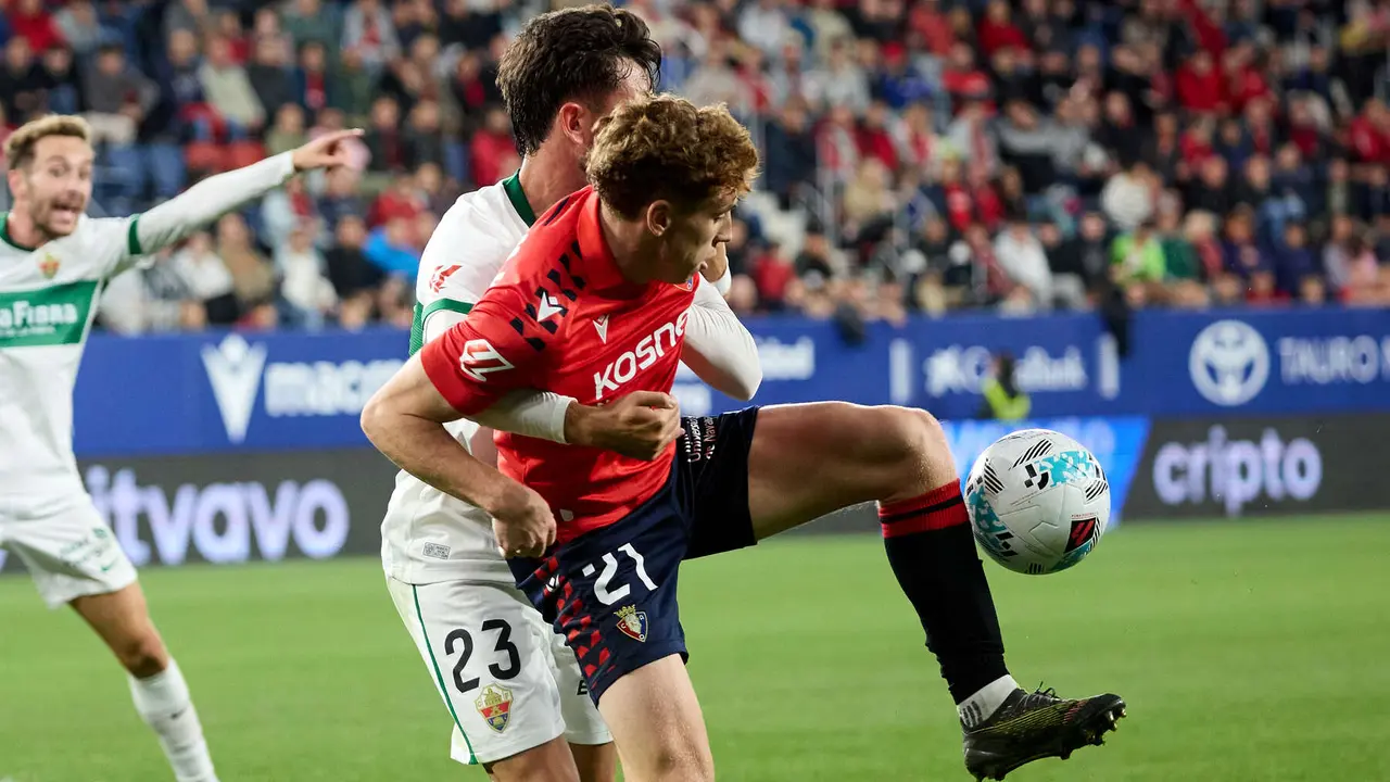 Victor Chust (23. Elche CF) y Víctor Muñoz (21. CA Osasuna) durante el partido de La Liga EA Sports entre CA Osasuna y Elche CF disputado en el estadio de El Sadar en Pamplona. IÑIGO ALZUGARAY