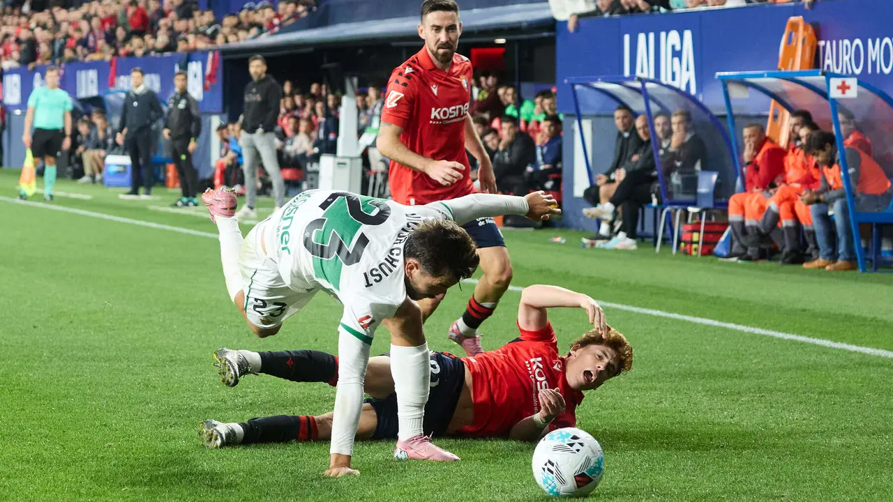 Moi Gómez (16. CA Osasuna), Victor Chust (23. Elche CF) y Víctor Muñoz (21. CA Osasuna) durante el partido de La Liga EA Sports entre CA Osasuna y Elche CF disputado en el estadio de El Sadar en Pamplona. IÑIGO ALZUGARAY