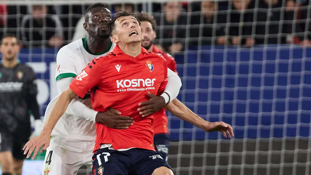 Bambo Diaby (4. Elche CF) y Ante Budimir (17. CA Osasuna) durante el partido de La Liga EA Sports entre CA Osasuna y Elche CF disputado en el estadio de El Sadar en Pamplona. IÑIGO ALZUGARAY