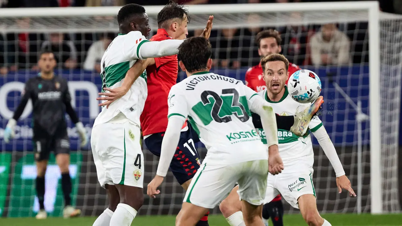 Ante Budimir (17. CA Osasuna) durante el partido de La Liga EA Sports entre CA Osasuna y Elche CF disputado en el estadio de El Sadar en Pamplona. IÑIGO ALZUGARAY