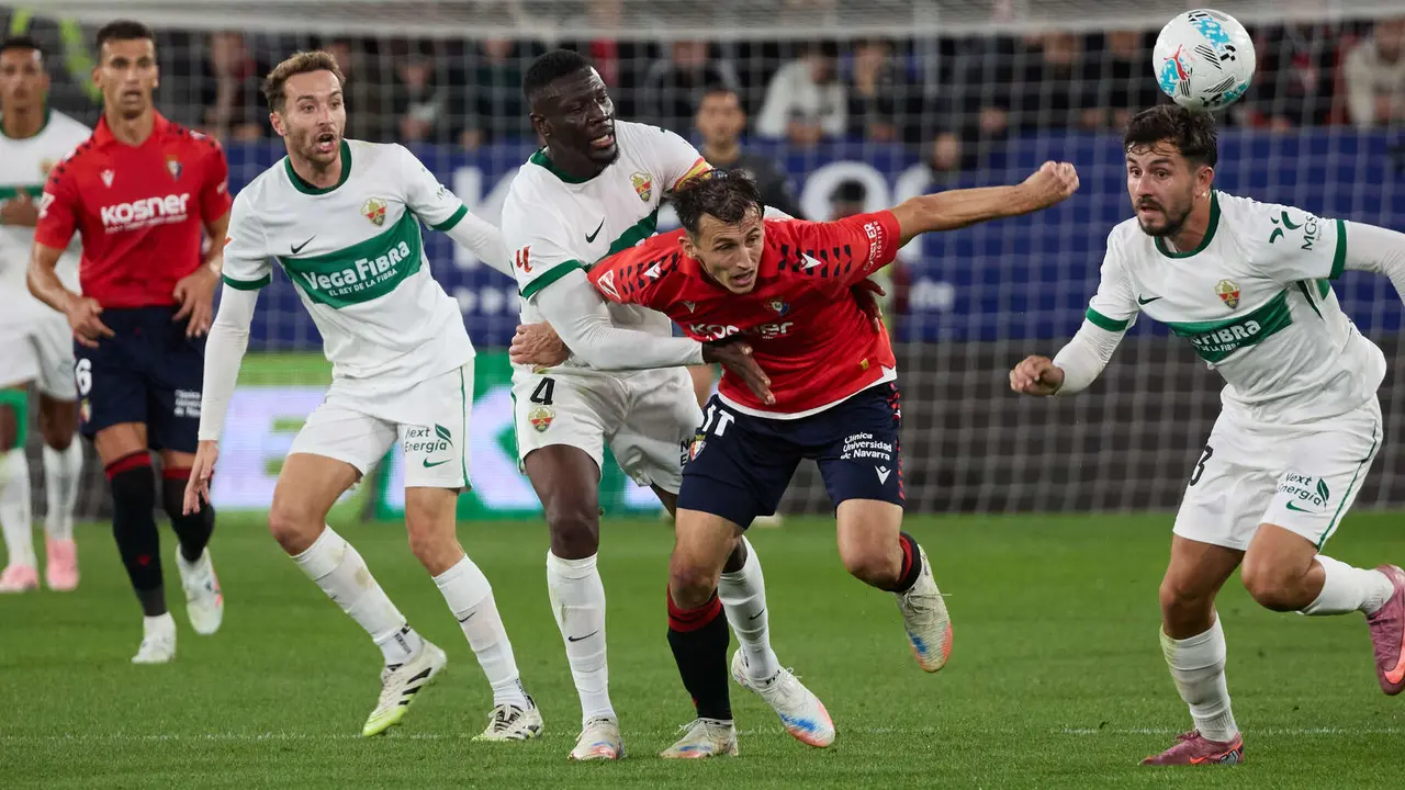 Bambo Diaby (4. Elche CF) y Ante Budimir (17. CA Osasuna) durante el partido de La Liga EA Sports entre CA Osasuna y Elche CF disputado en el estadio de El Sadar en Pamplona. IÑIGO ALZUGARAY