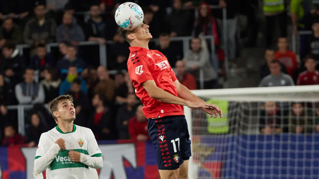 Aleix Febas (14. Elche CF) y Ante Budimir (17. CA Osasuna) durante el partido de La Liga EA Sports entre CA Osasuna y Elche CF disputado en el estadio de El Sadar en Pamplona. IÑIGO ALZUGARAY