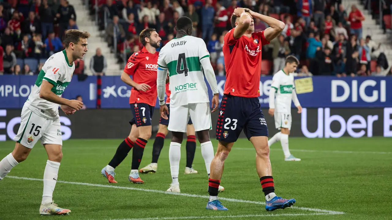 Partido de La Liga EA Sports entre CA Osasuna y Elche CF disputado en el estadio de El Sadar en Pamplona. IÑIGO ALZUGARAY