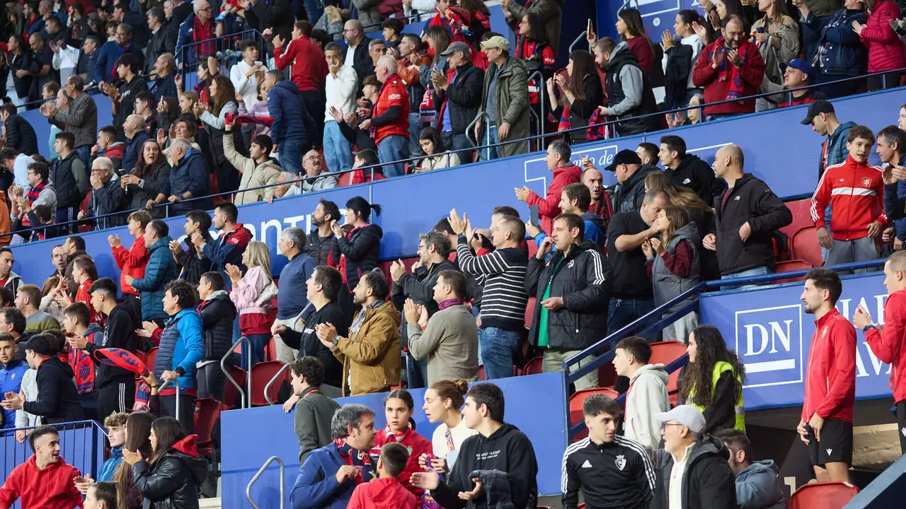 La grada del estadio de El Sadar durante el partido de La Liga EA Sports entre CA Osasuna y Elche CF disputado en Pamplona. IÑIGO ALZUGARAY