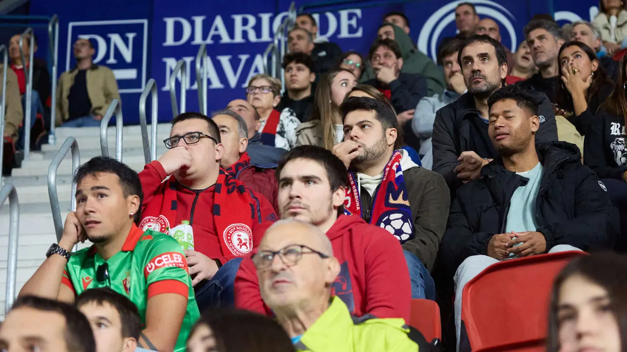 La grada del estadio de El Sadar durante el partido de La Liga EA Sports entre CA Osasuna y Elche CF disputado en Pamplona. IÑIGO ALZUGARAY