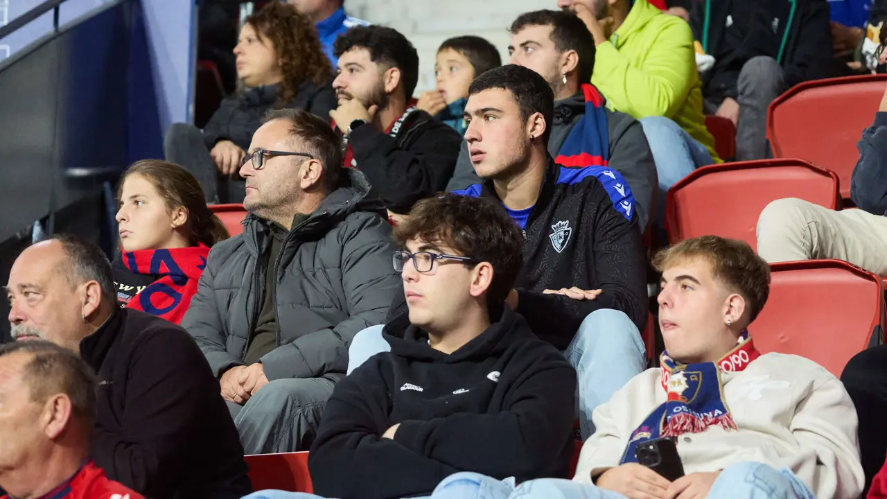 La grada del estadio de El Sadar durante el partido de La Liga EA Sports entre CA Osasuna y Elche CF disputado en Pamplona. IÑIGO ALZUGARAY
