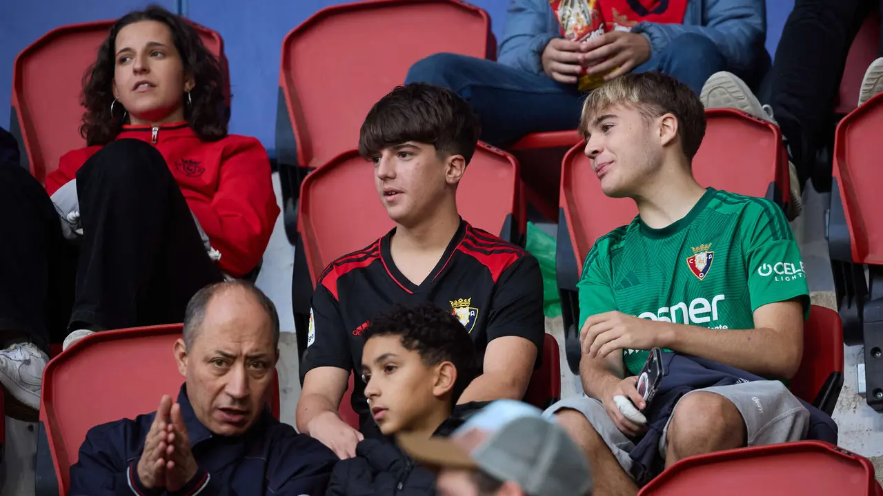 La grada del estadio de El Sadar durante el partido de La Liga EA Sports entre CA Osasuna y Elche CF disputado en Pamplona. IÑIGO ALZUGARAY