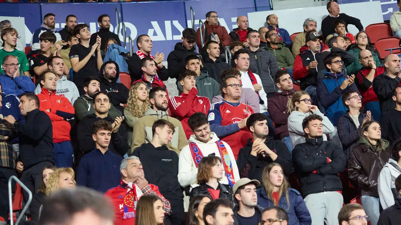 La grada del estadio de El Sadar durante el partido de La Liga EA Sports entre CA Osasuna y Elche CF disputado en Pamplona. IÑIGO ALZUGARAY