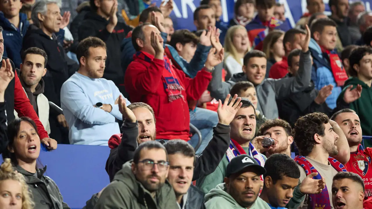 La grada del estadio de El Sadar durante el partido de La Liga EA Sports entre CA Osasuna y Elche CF disputado en Pamplona. IÑIGO ALZUGARAY