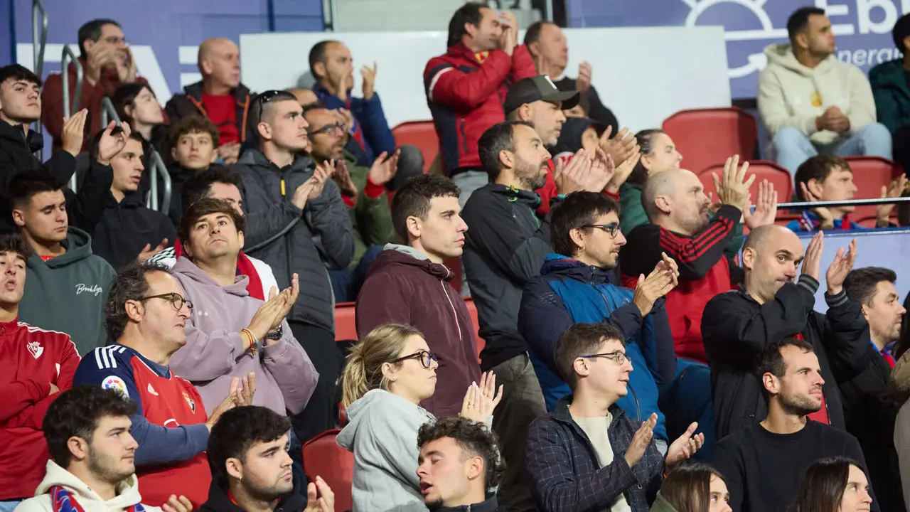 La grada del estadio de El Sadar durante el partido de La Liga EA Sports entre CA Osasuna y Elche CF disputado en Pamplona. IÑIGO ALZUGARAY